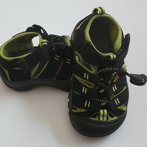 EUC Black Newport Waterproof Toddler Keens